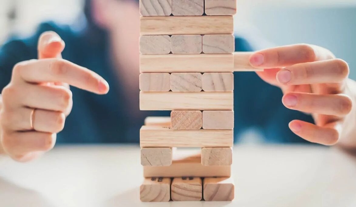 В настольной игре Дженга (Jenga) вам предстоит выстраивать башню из деревянных брусков, вынимая бруски с нижних «этажей» и докладывая их наверх.