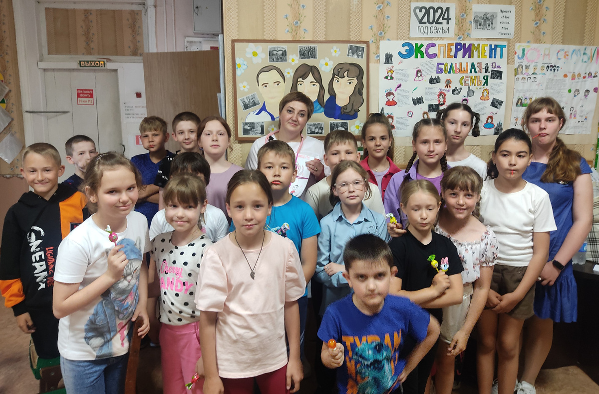 На фото - чудо-женщина из этого текста и ребята Дома детского творчества.