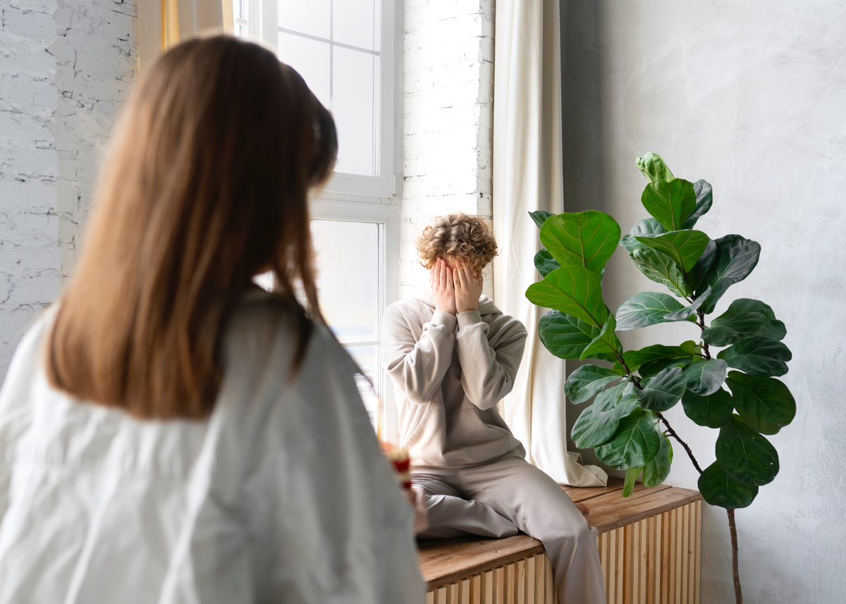 Источник: https://www.freepik.com/free-photo/side-view-woman-surprising-boyfriend_34915128.htm