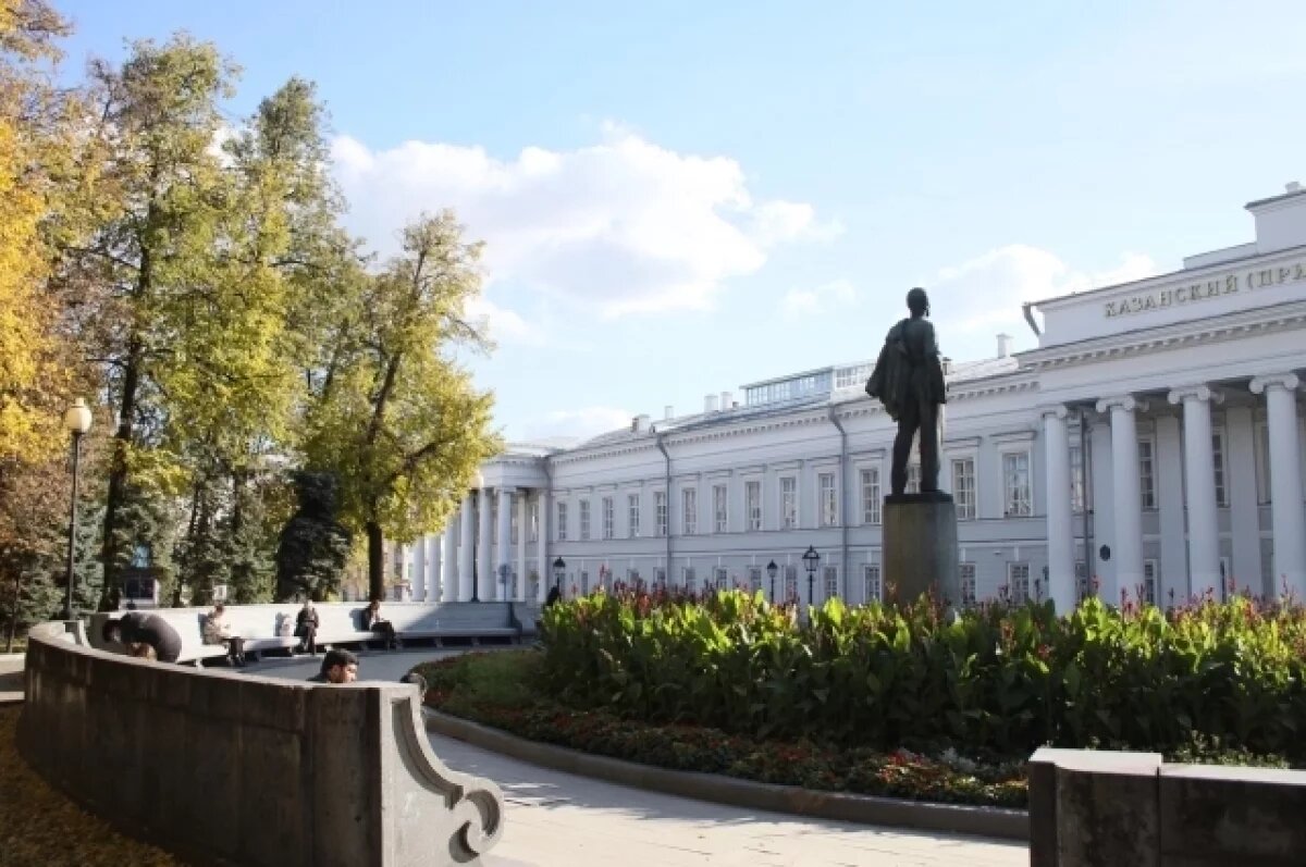    Памятник студенту Владимиру Ульянову на «сковородке» перед главным зданием КФУ.