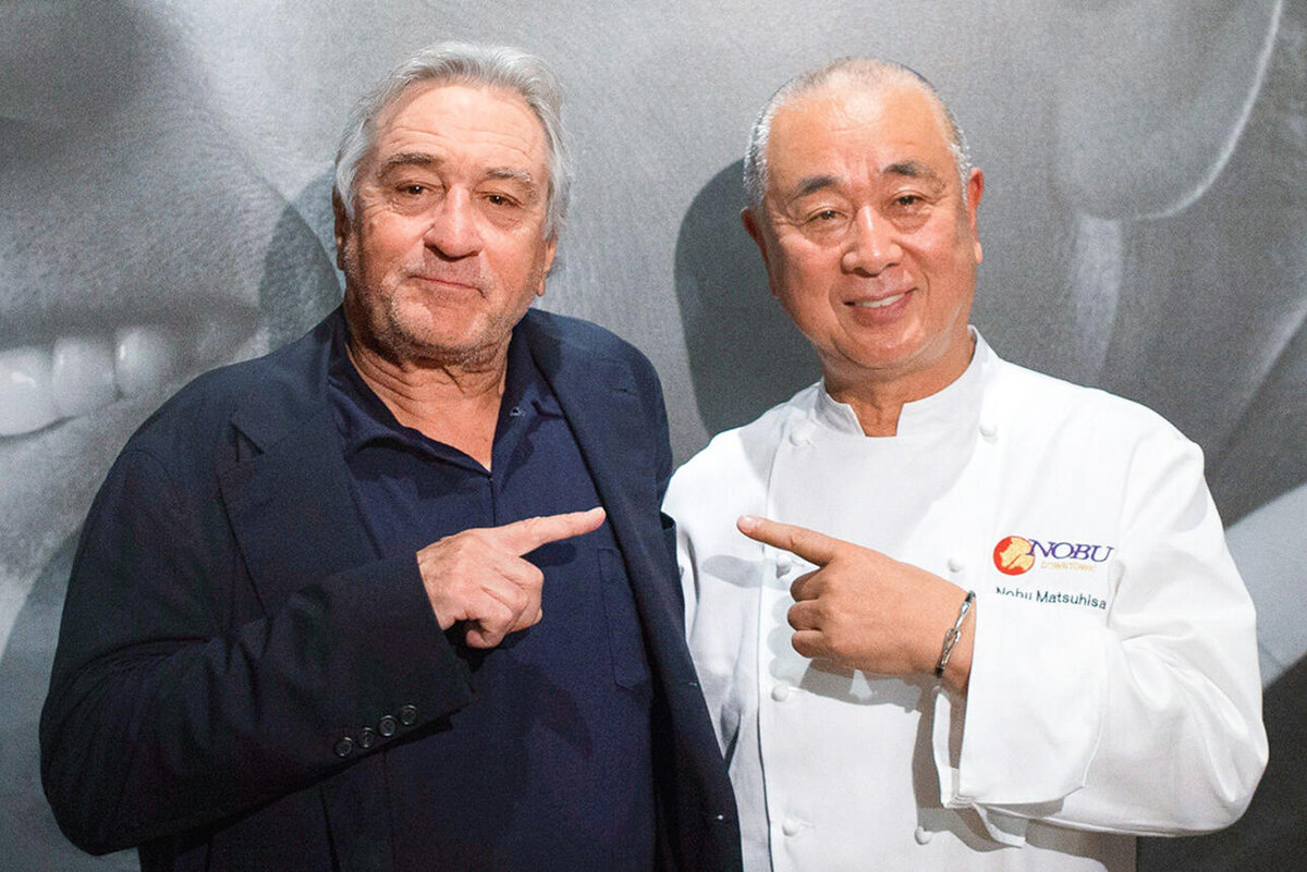    Роберт Де Ниро и шеф-повар Нобу Мацухиса. 2017 г. Abaca/ТАСС