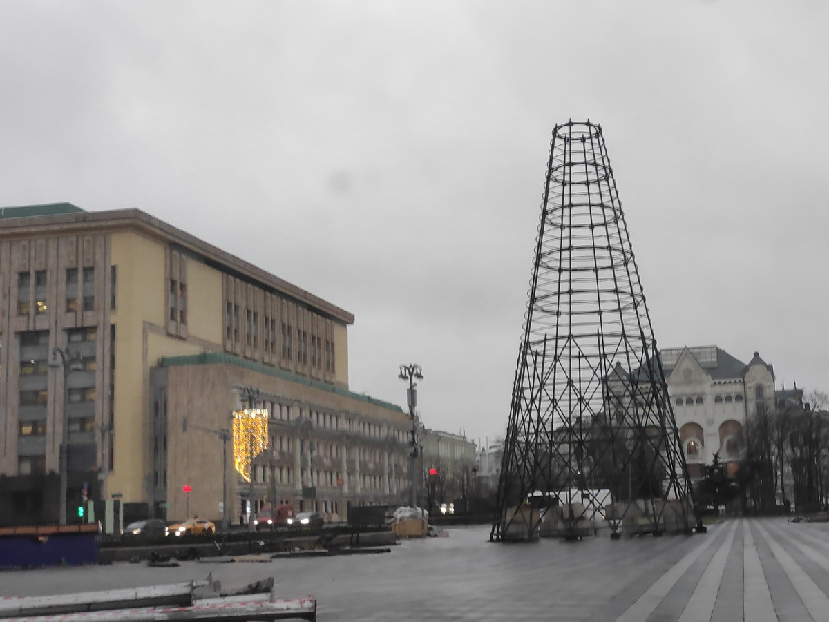 На Лубянке ставят ёлку