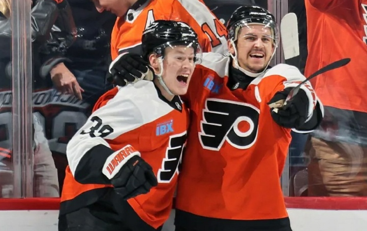 Матвей Мичков продолжает забивать за "Филадельфию". Фото: НХЛ