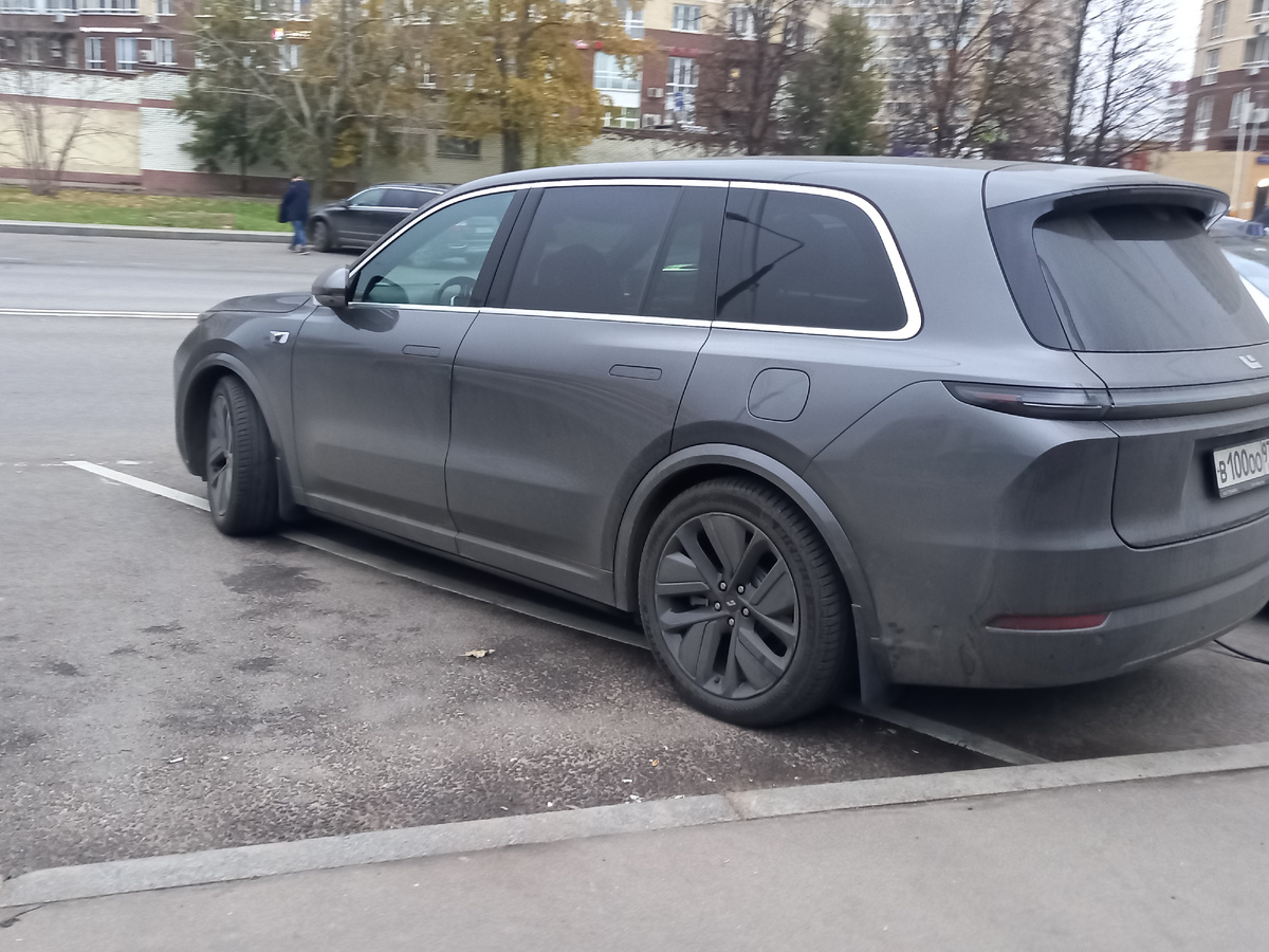 Гибридный китайский кроссовер Lixiang L9.