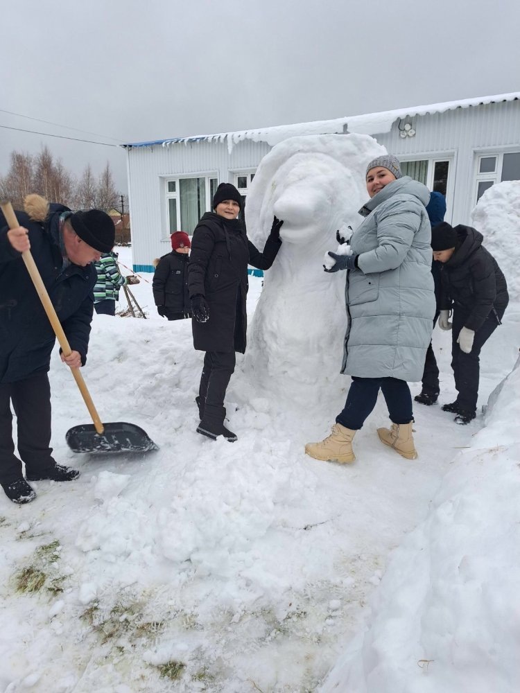    В Зайцевой Речке слепили символ Нового года