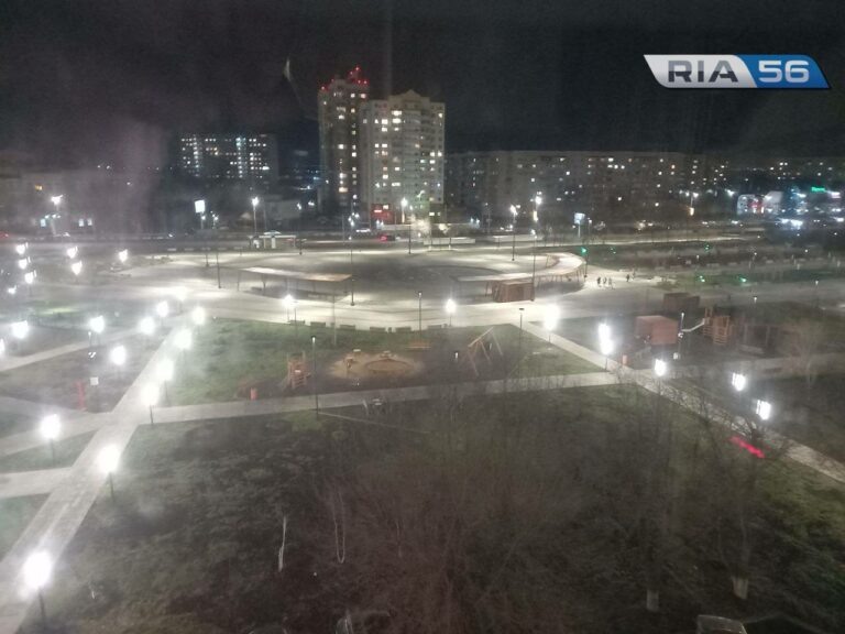    Ночь. Улица. Фонарь. Огни большого нового парка сияют на Чкалова в Оренбурге Белов Михаил Александрович