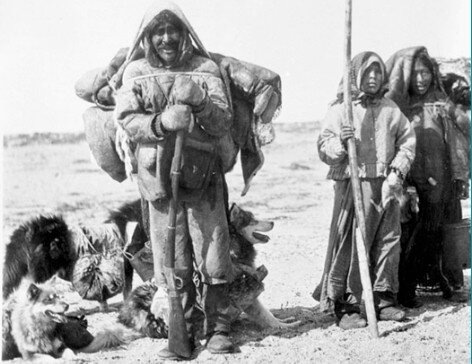 Семья эскимосов. Фото начала XX века..