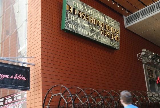    Часы национального долга в Манхэттене, Нью-Йорк, США