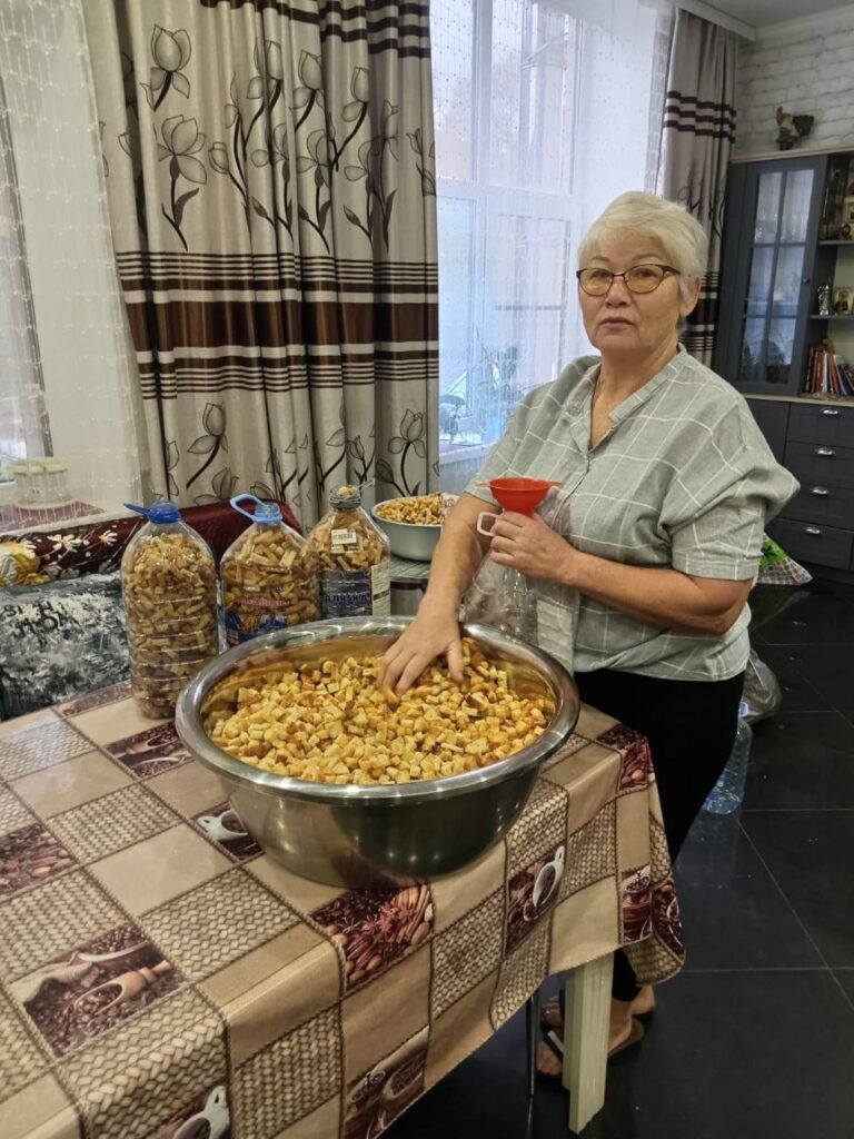    Сухари необходимы для ребят.