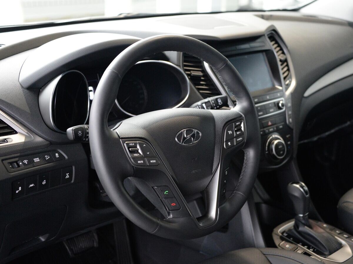    Hyundai Grand Santa Fe© РИА Новости . Саид Царнаев