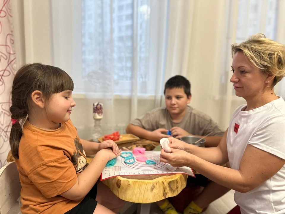    Дома Анна старается уделять побольше времени своим детям. Личный архив героя публикации