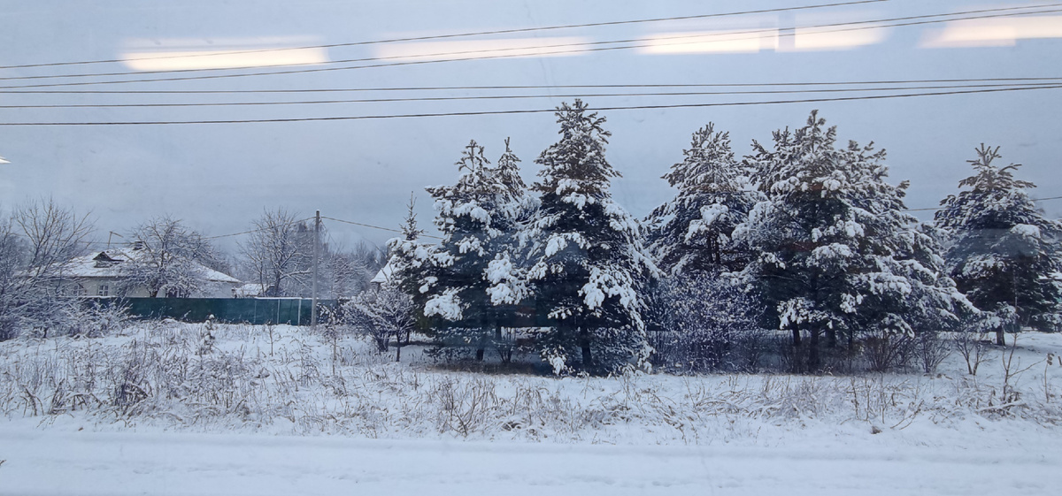 Подмосковье из окна электропоезда. Станция Новоиерусалимская. ЗДЕСЬ и далее фото автора и или из личного архива автора если не указано иначе.