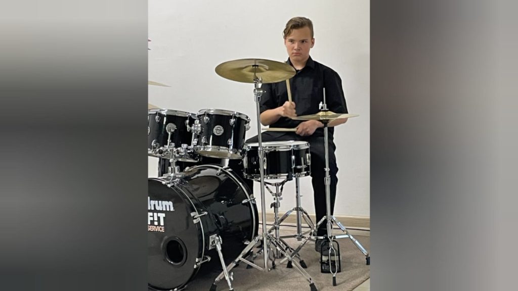    Квартирники в отделе по делам молодежи районной администрации притягивают юношей и девушек, которые имеют хорошую возможность самовыразиться на этой площадке. Фото автора. Олег Размоскин