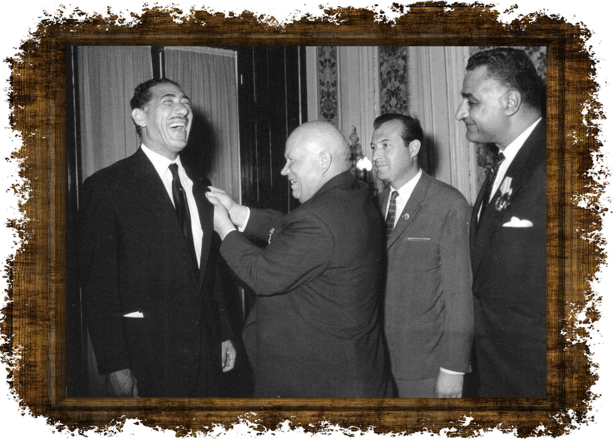 Хрущев награждает Амера. Фото в свободном доступе. 