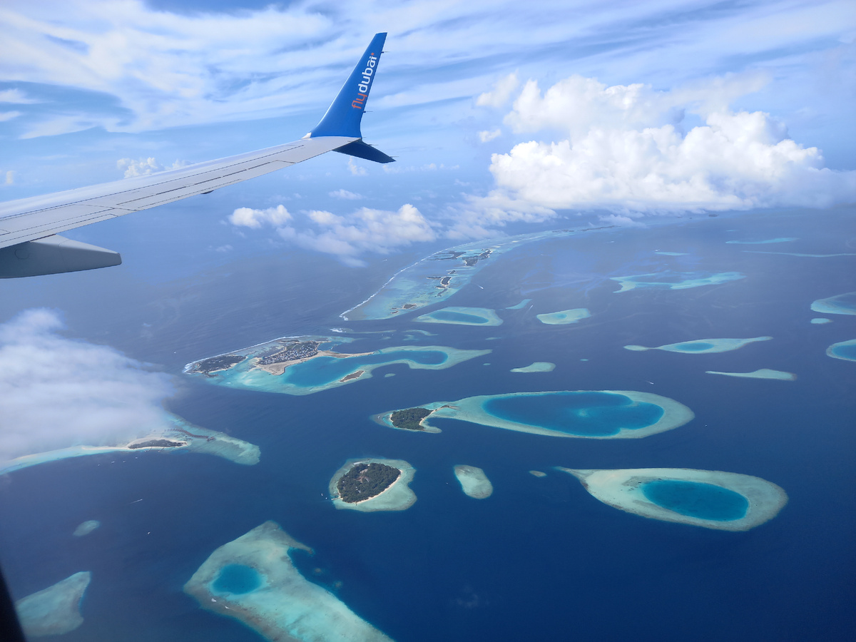 Под крылом самолета Мальдивы.