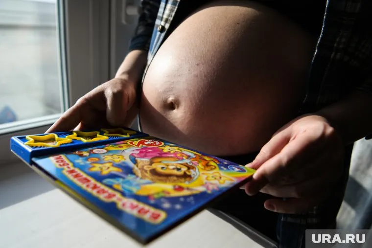 Женщины в России могут получать выплаты как по факту рождения ребенка, так и во время декретного отпуска Фото: Владимир Жабриков © URA.RU