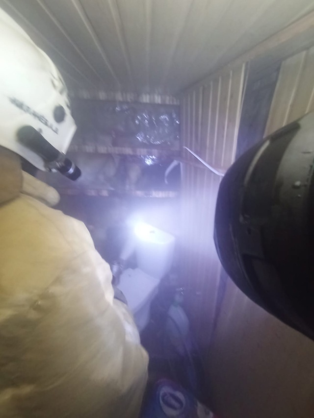    Туалет загорелся в жилом доме под ПетрозаводскомПОЖАРНАЯ ЧАСТЬ -75 СОЛОМЕННОЕ