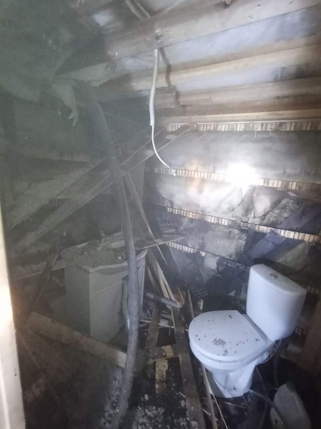    Туалет загорелся в жилом доме под ПетрозаводскомПОЖАРНАЯ ЧАСТЬ -75 СОЛОМЕННОЕ