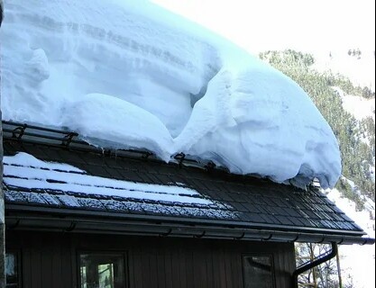 Сход снега с крыши.
