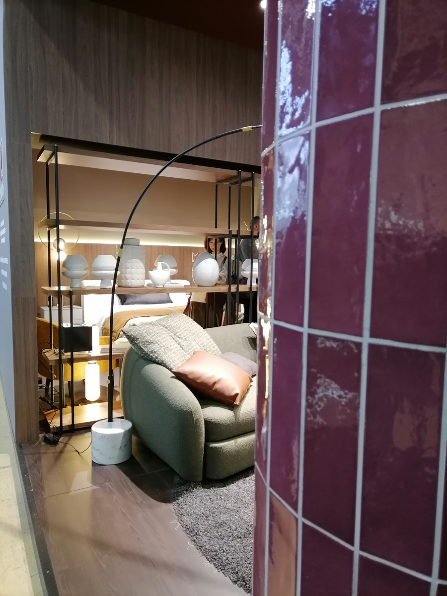 Плитка бордо и диван цвета хвои - моднейший дуэт цвета. И конечно, самый модный светильник - фонарь 20 века - Arco. Скорее там реплика. Но кусок мрамора? в основании солидный! Прошу прощение за полфонаря в кадре. Многолюдно было. Но идея на века! Диван + торшер= вечная классика стиля! 