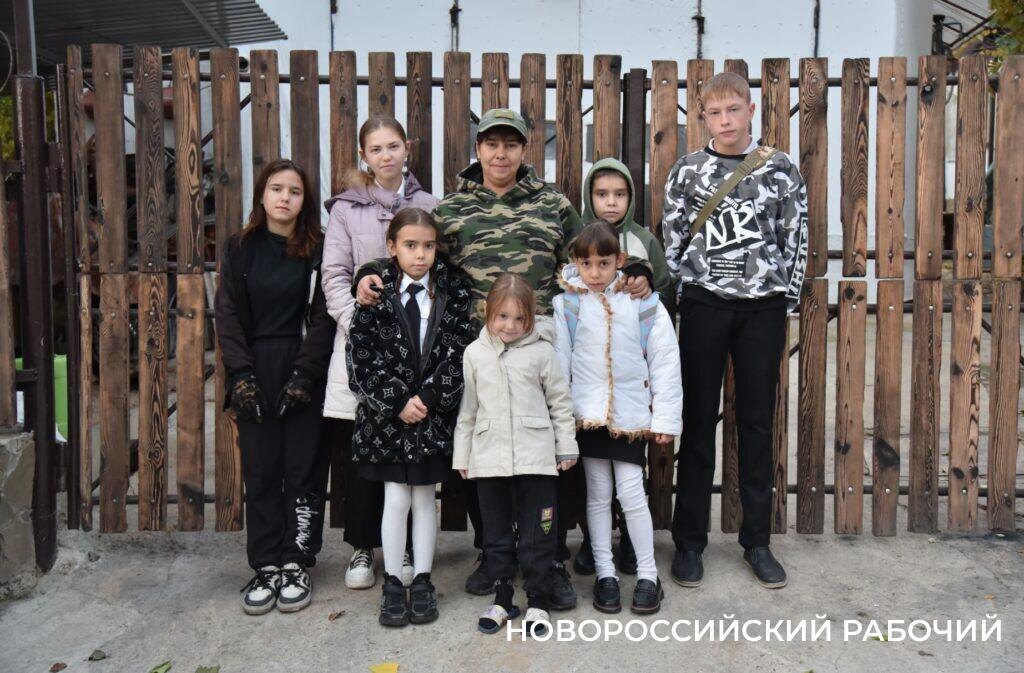    Кристина Кривенко со своими детьми. Фото Анатолия ПОЗДНЯКОВА