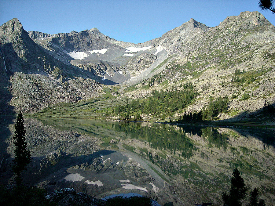 Посмотрите, какое отражение. Почти как у Высоцкого - "отражается небо в лесу как в воде"...