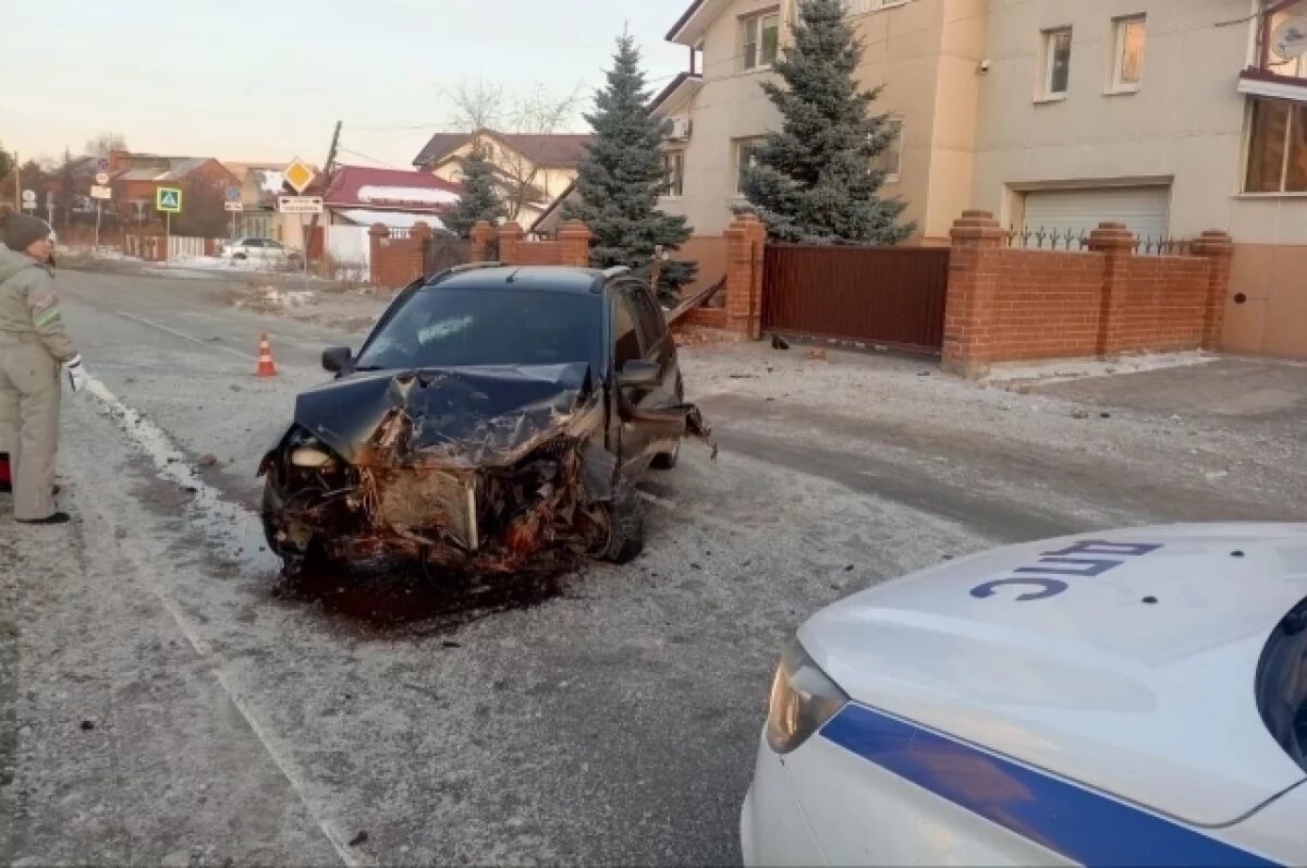    Пьяный водитель снес забор жилого дома в Свердловской области