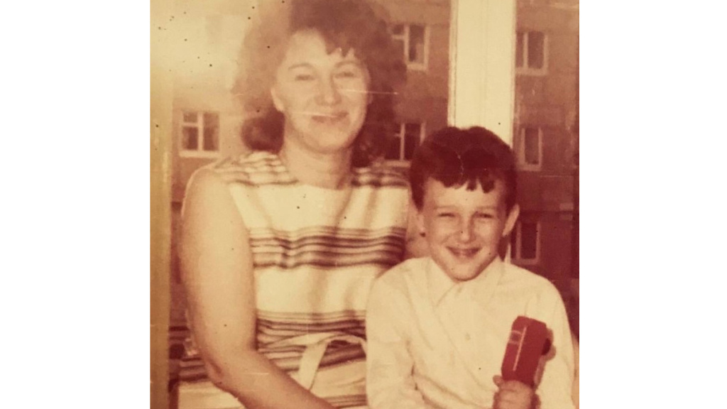    Губернатор Югры поделился снимком с мамой и поздравил югорчанок с Днём матери