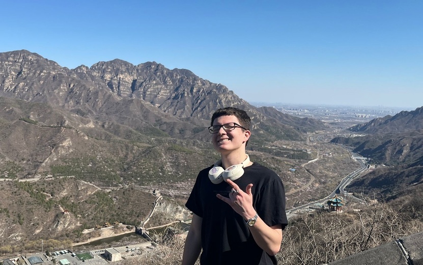  Глеб на фоне гор Иньшань. Фото: предоставлено Глебом Мамаевым