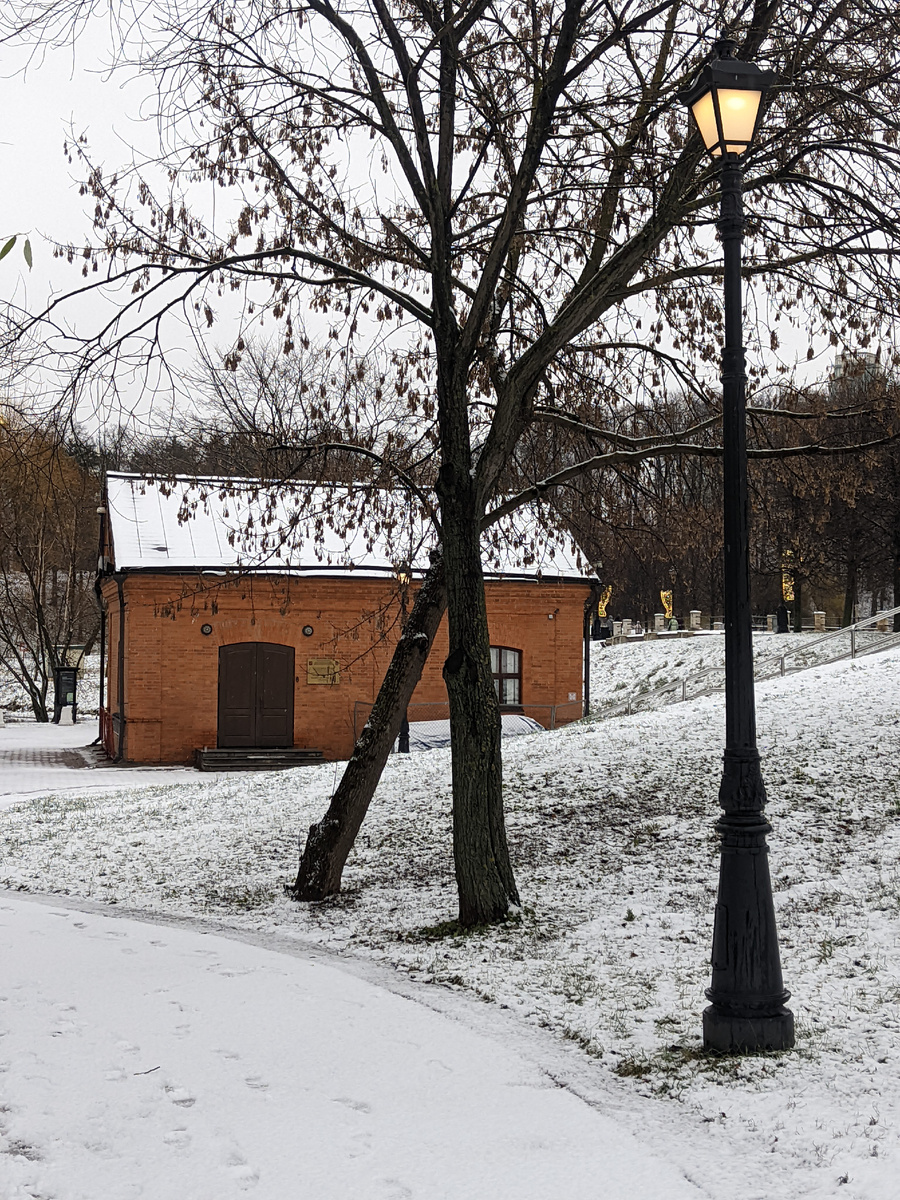 Рядом с фонтаном 