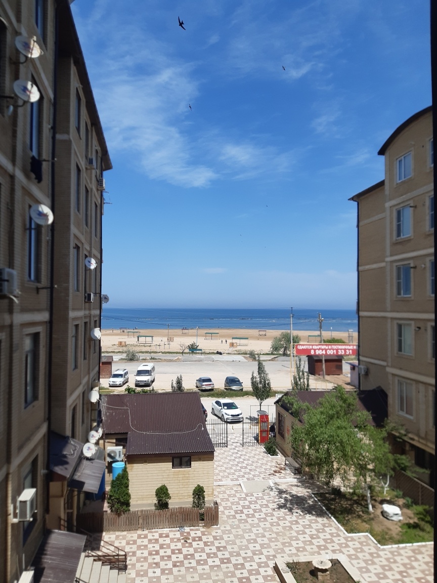 Вид из квартиры на Каспийское море и пляж.