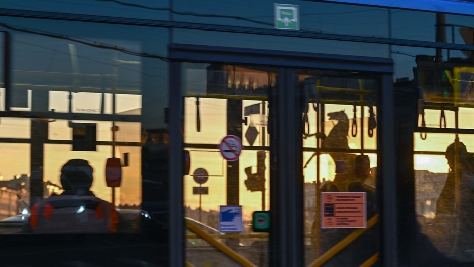    Автобус едет по улице в Петербурге. Автор фото: Михаил Тихонов / "Деловой Петербург"