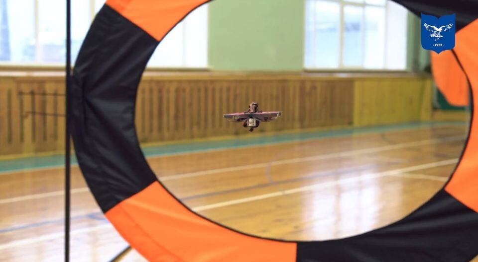    Дрон на трассе. Источник: кадр видео Алтайского государственного университета