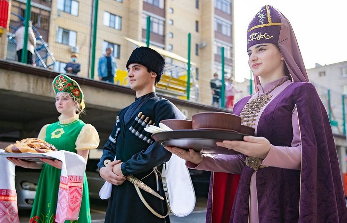 Представители трех основных народов КЧР // фото их открытых источников