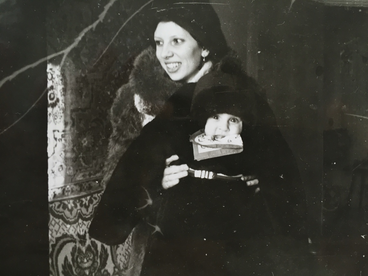 Автор в сверхнежном возрасте и молодая прекрасная мама. Фото из семейного архива автора