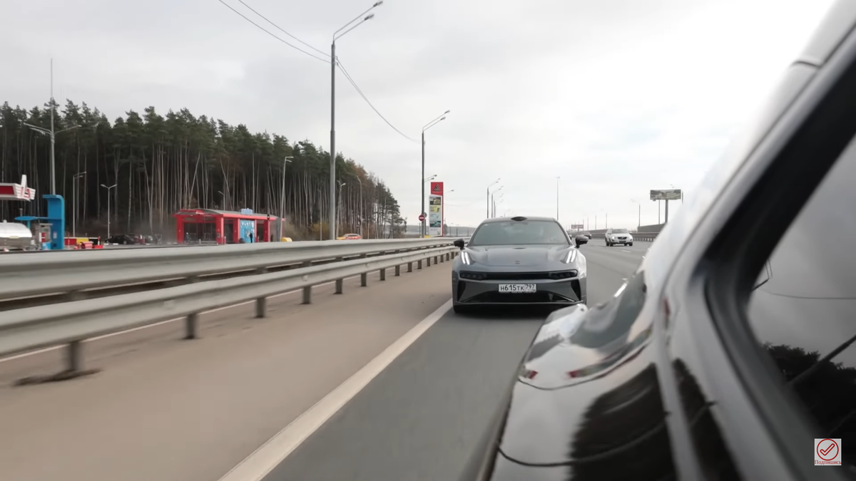 Три электрокара Zeekr 001 едут на MRW. Два "дорестайла", и один - после глубокого обновления.