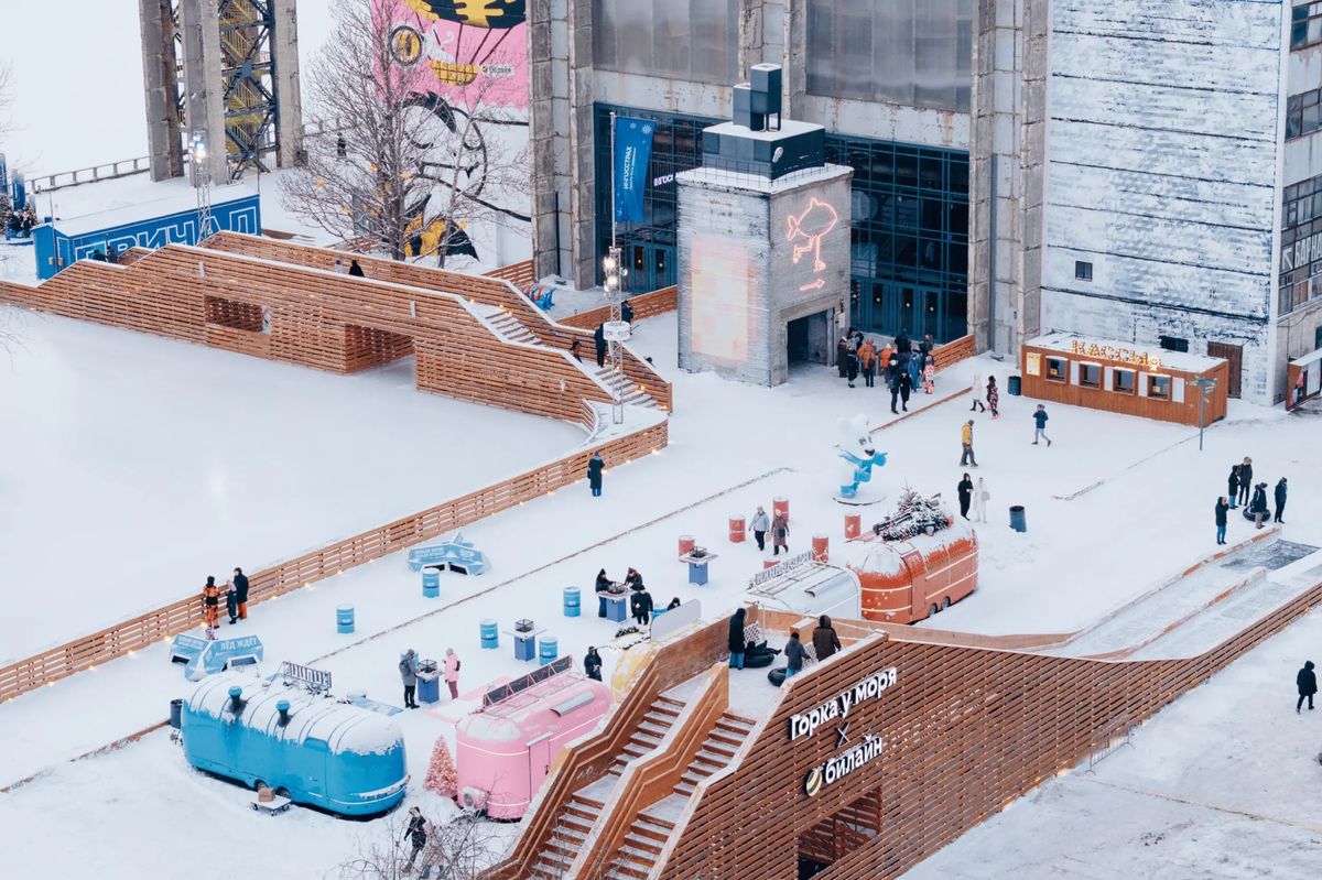 Горка у моря в Севкабель порт