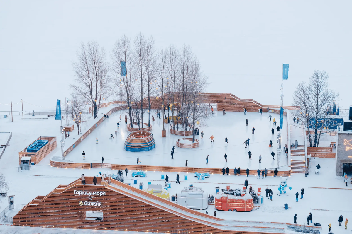 Горка у моря в Севкабель порт