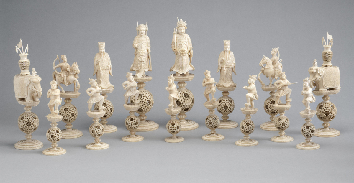 Шахматные фигурки на шарах-головоломках. Источник: philamuseum.org