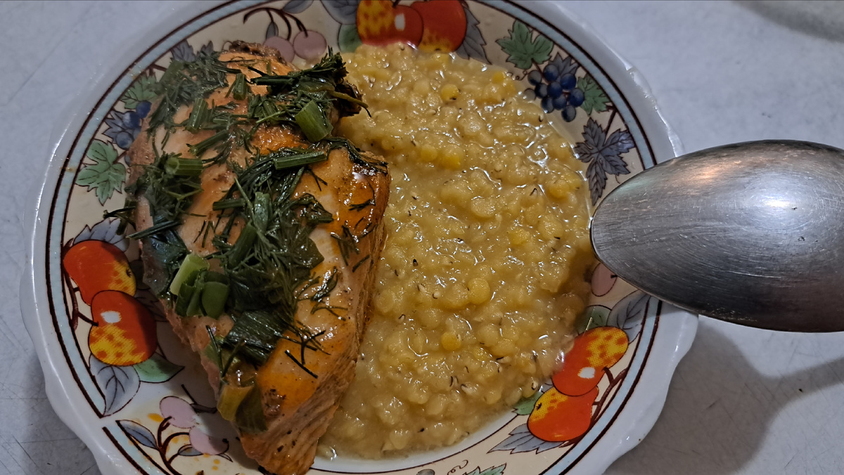 Горох с куриной грудкой и зеленью.