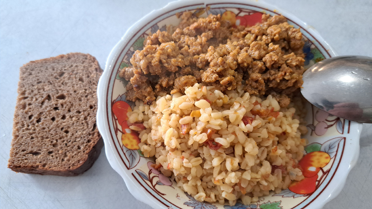 Булгур с овощами и говяжьим фаршем.