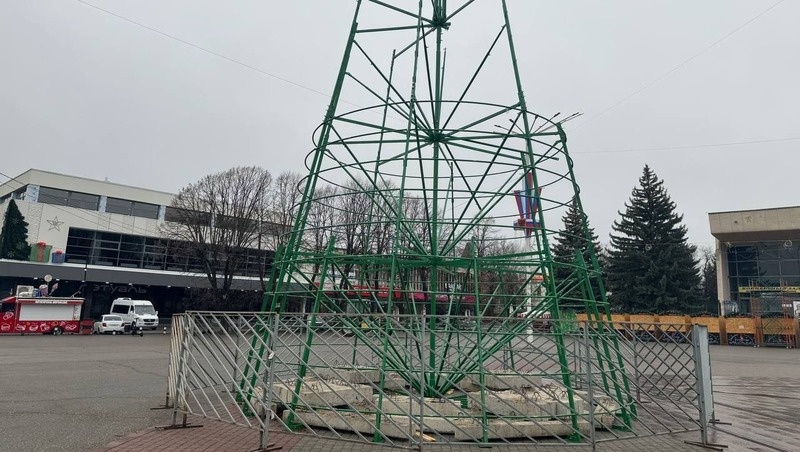    В Ессентуках устанавливают новогодние конструкции Фото: Соцсети главы Ессентуков Владимира Крутникова
