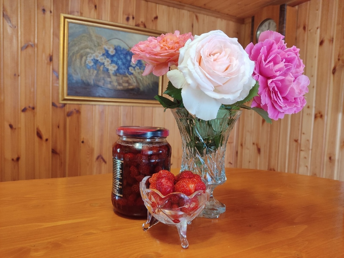 Оранжевая - Johanna Thuillard, розовая - Parade, бело-кремовая - Palais Royal