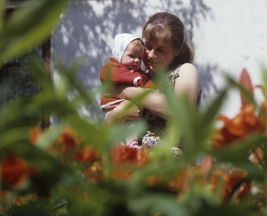 Молодая мама с ребенком, 1978 год. Фото: РИА Новости