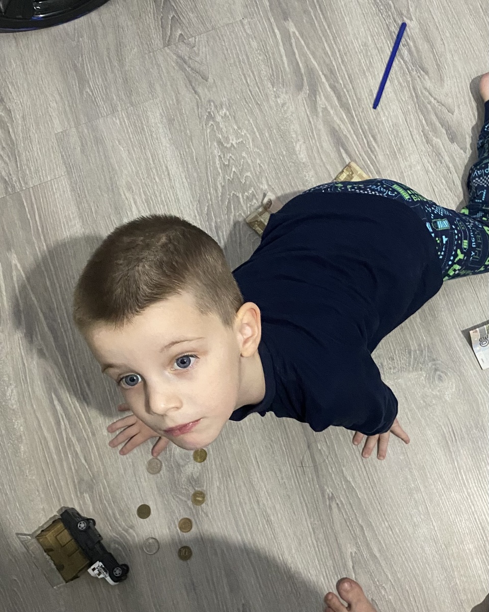 Вечерний подсчет сбережений. После истории про Буратино, закапавшего денежки, Тимофей тщательно пересчитывает и перепрятывает свой капитал.