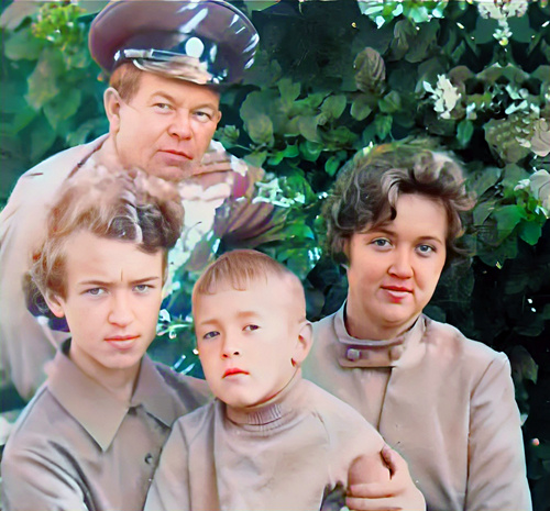 Слева - брат Сергей Летов, отец — Фёдор Дмитриевич Летов, Игорь (Егор) Летов, мать — Тамара Георгиевна Летова (Мартемьянова) (фото из открытых источников)