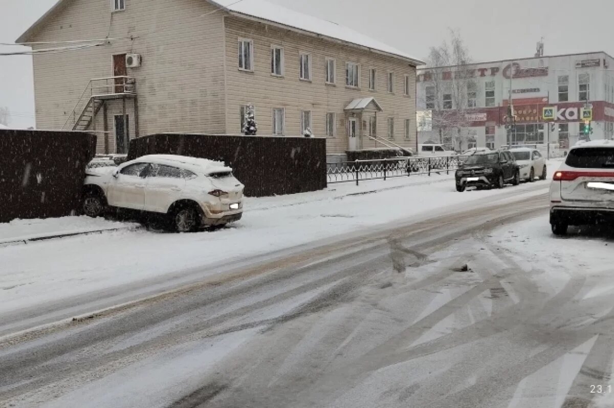    В Тверской области водитель врезался в автомобиль, а после в забор