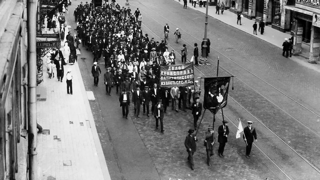 Колонны рабочих на демонстрации в Петрограде, 3 июля 1917 года