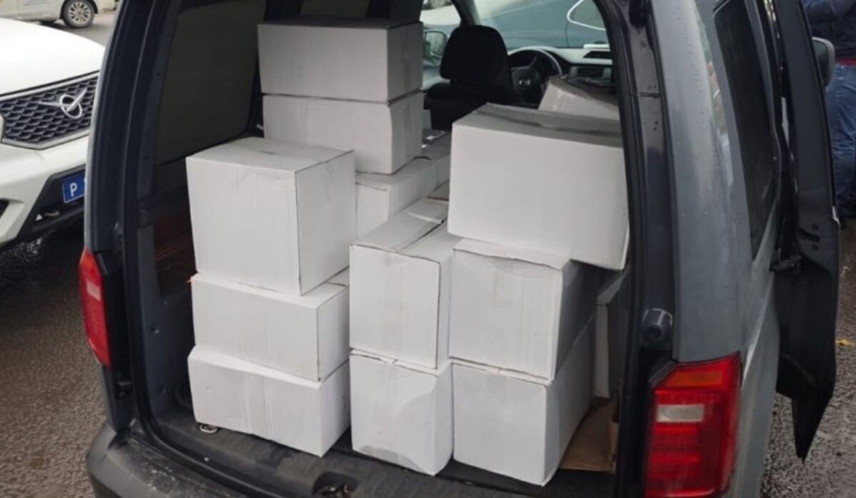     Коробки с контрафактным алкоголем и табаком. Источник: dp.ru Автор фото: Пресс-служба ГУ МВД по Петербургу и Ленобласти