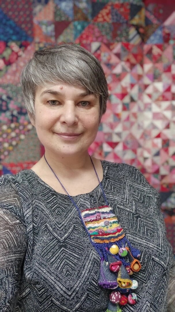 Светлана, автор канала, в подвеске с декором «льняной мех» и символическими колокольчиками